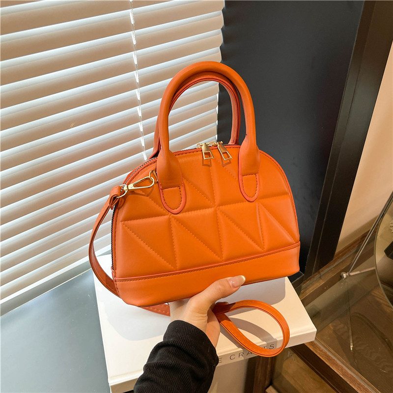 Tas Selempang dengan Pegangan Atas Bordir dan Emboss view 4