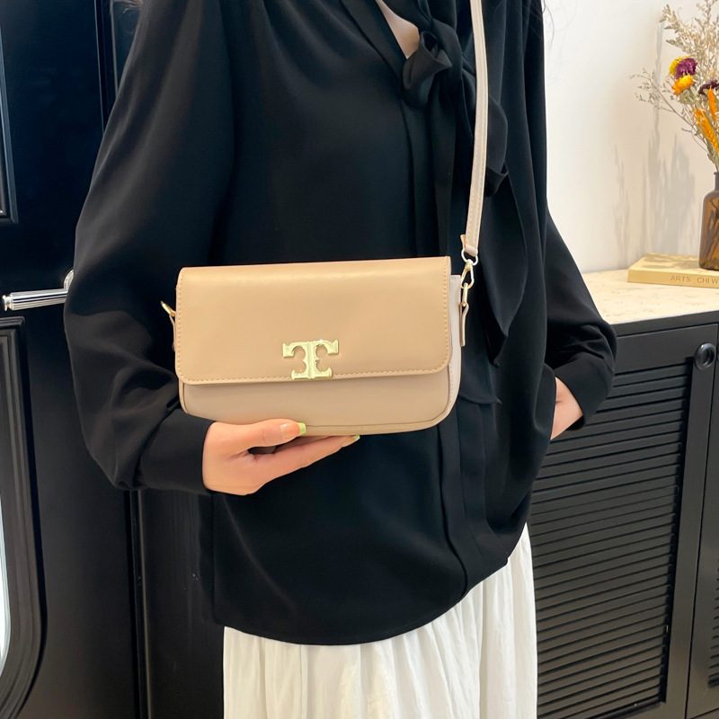 Minimalist Retro Underarm Crossbody Bag view 2
