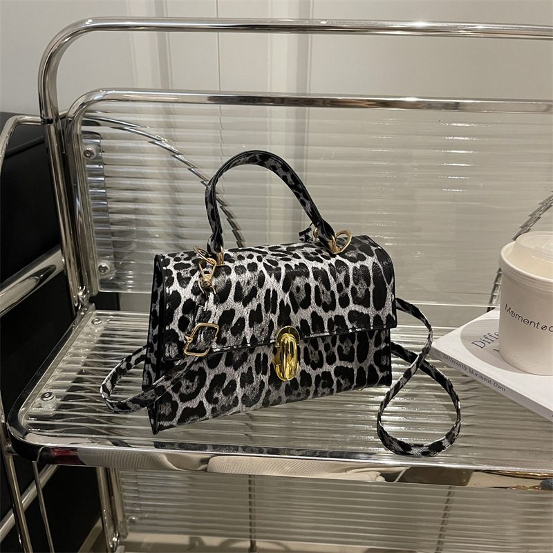 Sac bandoulière et épaule baguette chic view 2