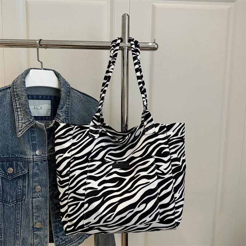 Bolsa Transversal de Ombro de Canvas com Estampa de Leopardo view 2