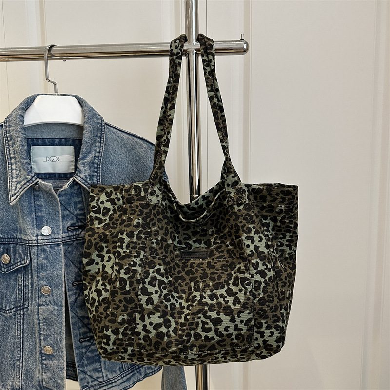 Bolsa Transversal de Ombro de Canvas com Estampa de Leopardo view 3