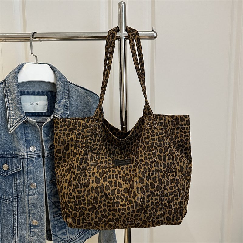 Bolsa Transversal de Ombro de Canvas com Estampa de Leopardo view 4