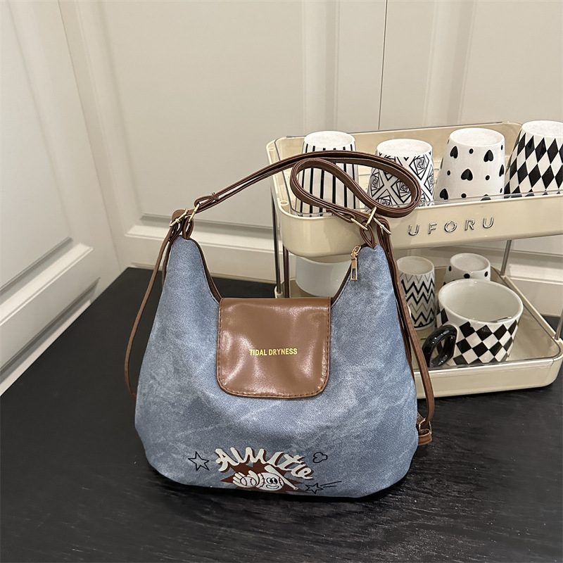 Minimalist Versatile Crossbody Bag view 4