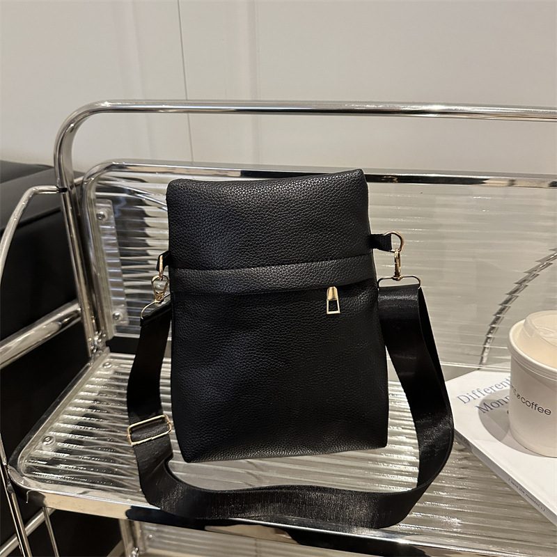Minimalist Versatile Crossbody Shoulder Bag view 3