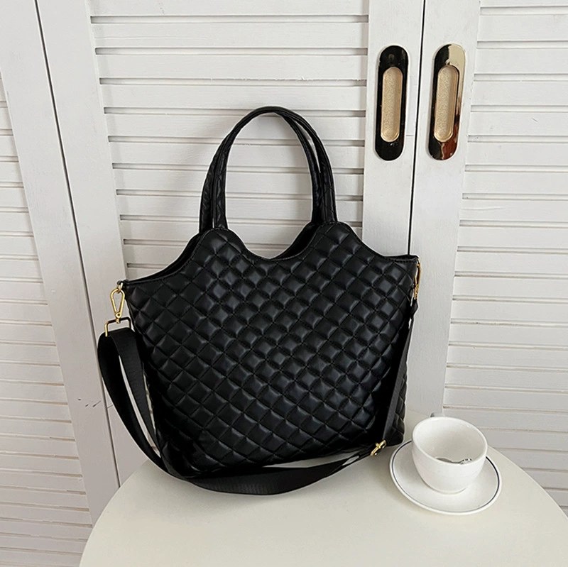 Black PU Leather Quilted Chain Bag for wholesale OEM — YANYAN Bags Guangzhou handbag factory