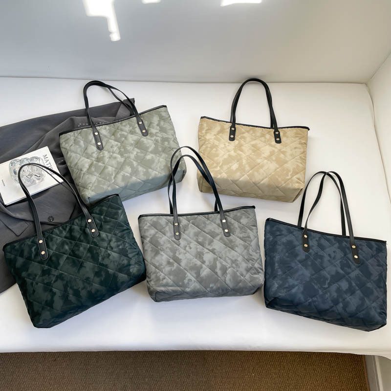 Quilted Large Capacity Shoulder Tote Bag