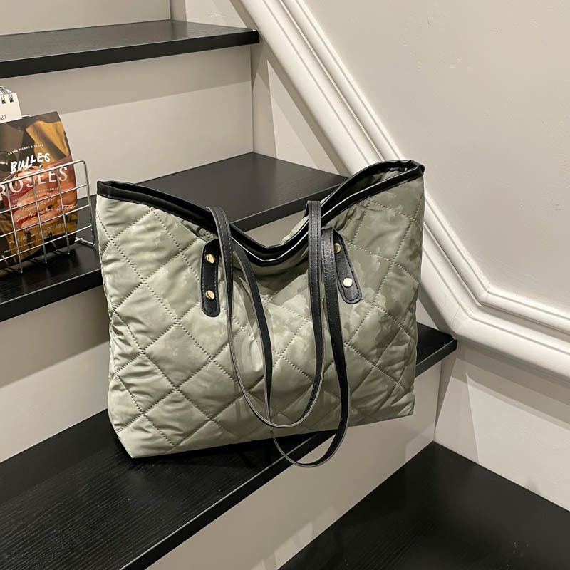 Bolsa Tote de Ombro Matelassê Grande Capacidade view 2