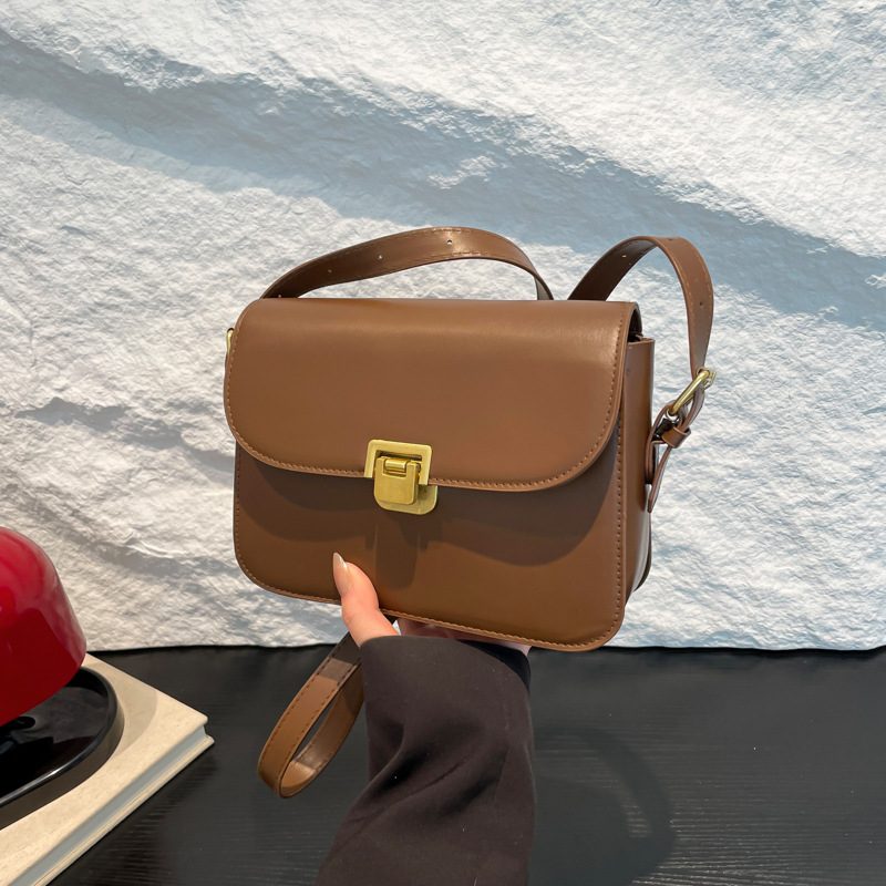 Bolsa Transversal de Ombro Matelassê com Fecho Britânica view 3