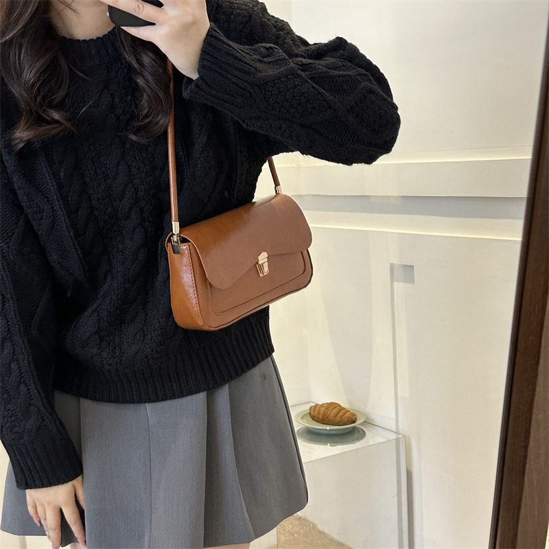 French Retro Quilted Lock Shoulder Bag view 3