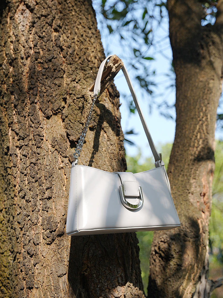 Bolso Baguette Coreano de Brazo — Cuatro Colores Editorial Diario view 3