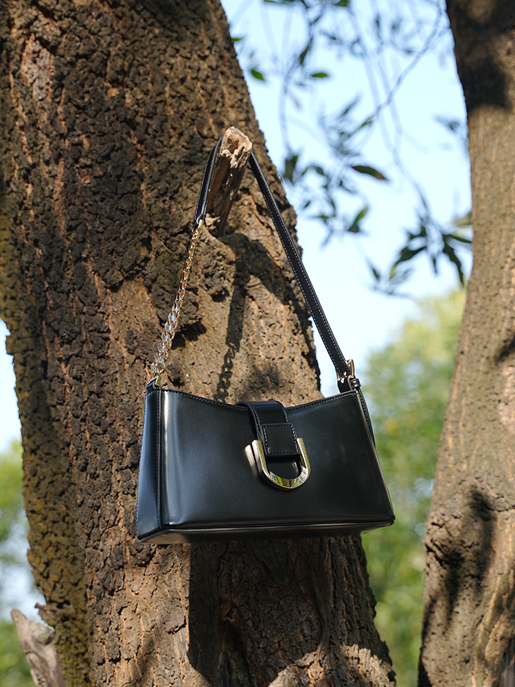 Bolso Baguette Coreano de Brazo — Cuatro Colores Editorial Diario view 4