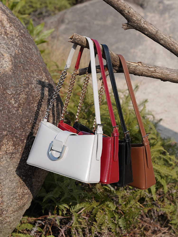 Bolso Baguette Coreano de Brazo — Cuatro Colores Editorial Diario view 5