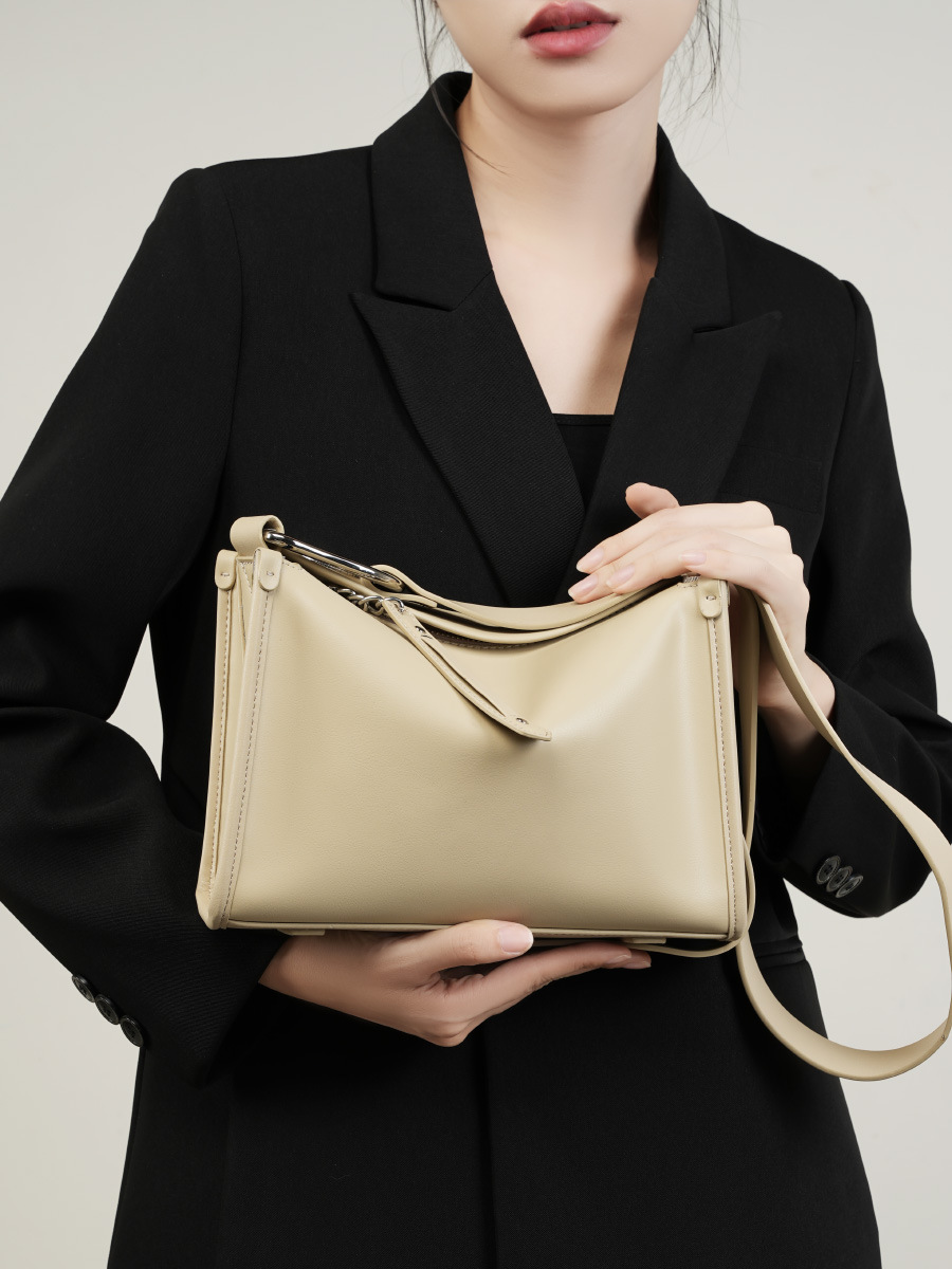 Premium Dumpling Chain Underarm Shoulder — Off-White Boutique Edition view 2