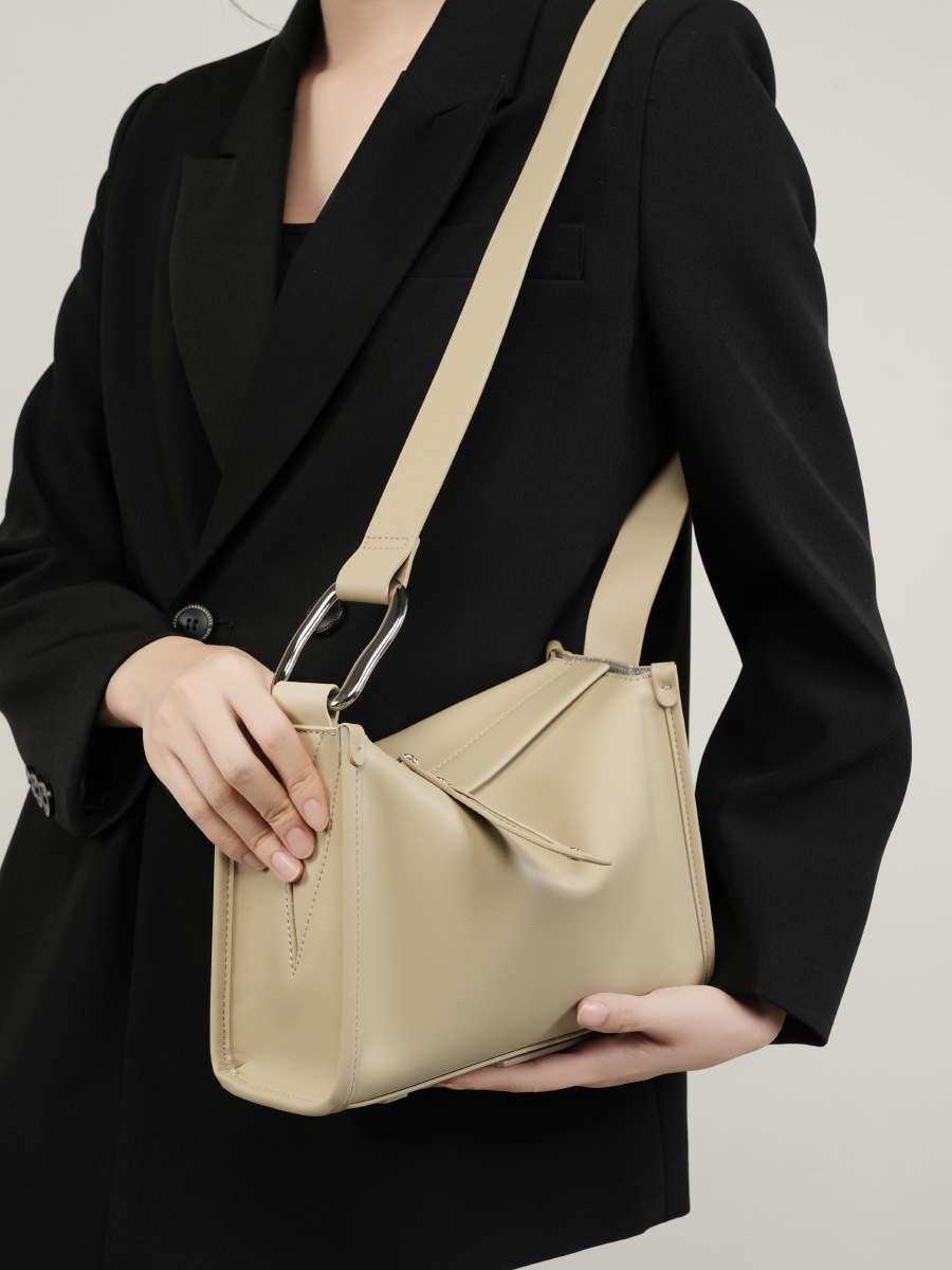 Premium Dumpling Chain Underarm Shoulder — Off-White Boutique Edition view 3