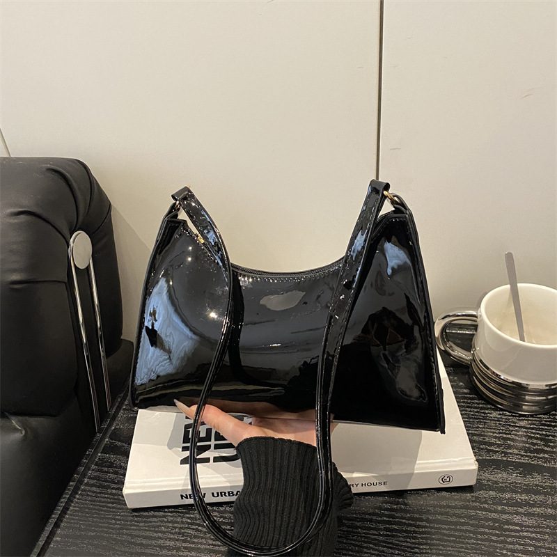 Bolsa Baguete de Ombro Minimalista em Couro Patente view 2