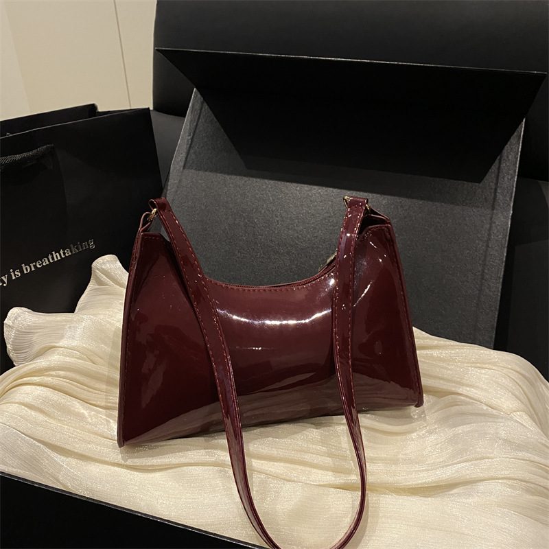 Bolsa Baguete de Ombro Minimalista em Couro Patente view 3