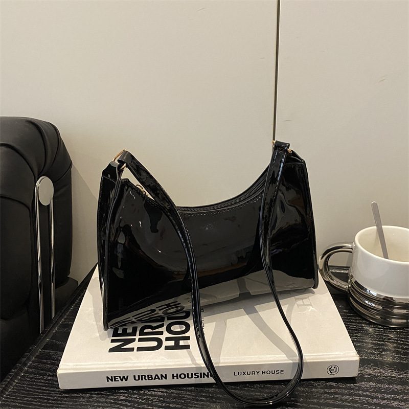 Bolsa Baguete de Ombro Minimalista em Couro Patente view 4