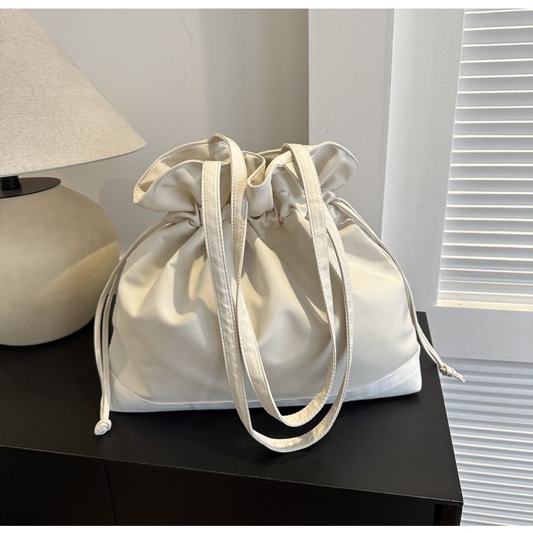 Bolsa de Ombro com Cordão e Costura view 7