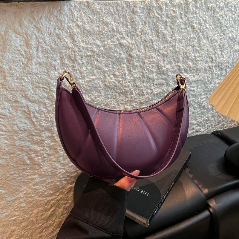 Bolsa de Ombro Elegante com Corrente e Formato de Lua view 3