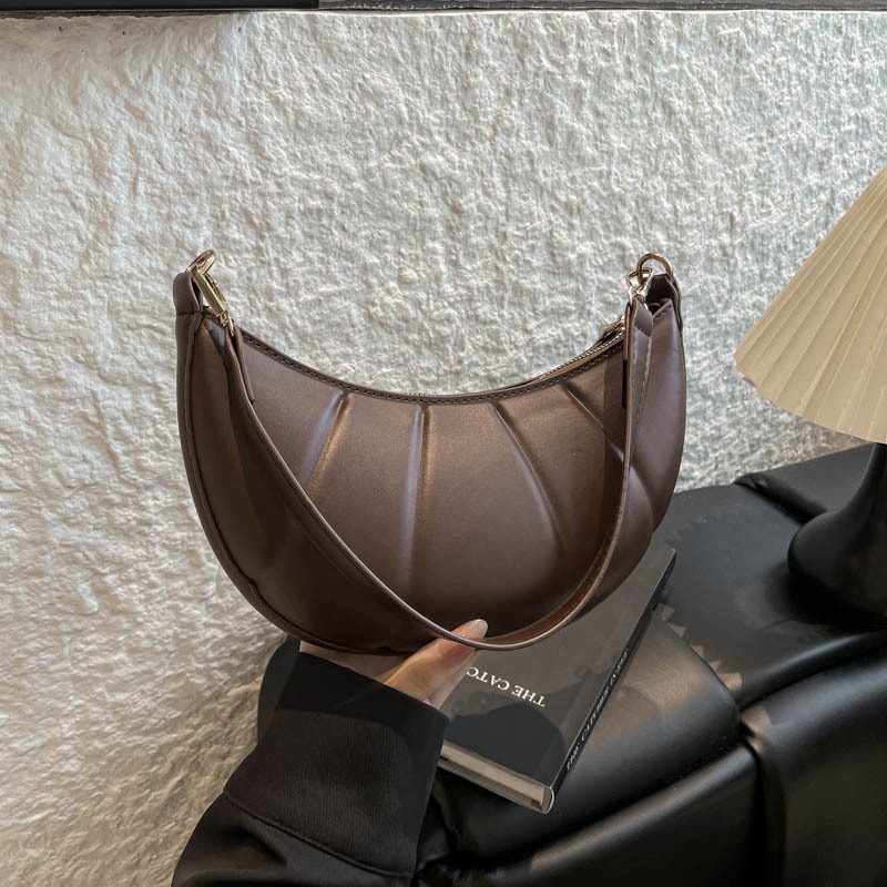 Bolsa de Ombro Elegante com Corrente e Formato de Lua view 4
