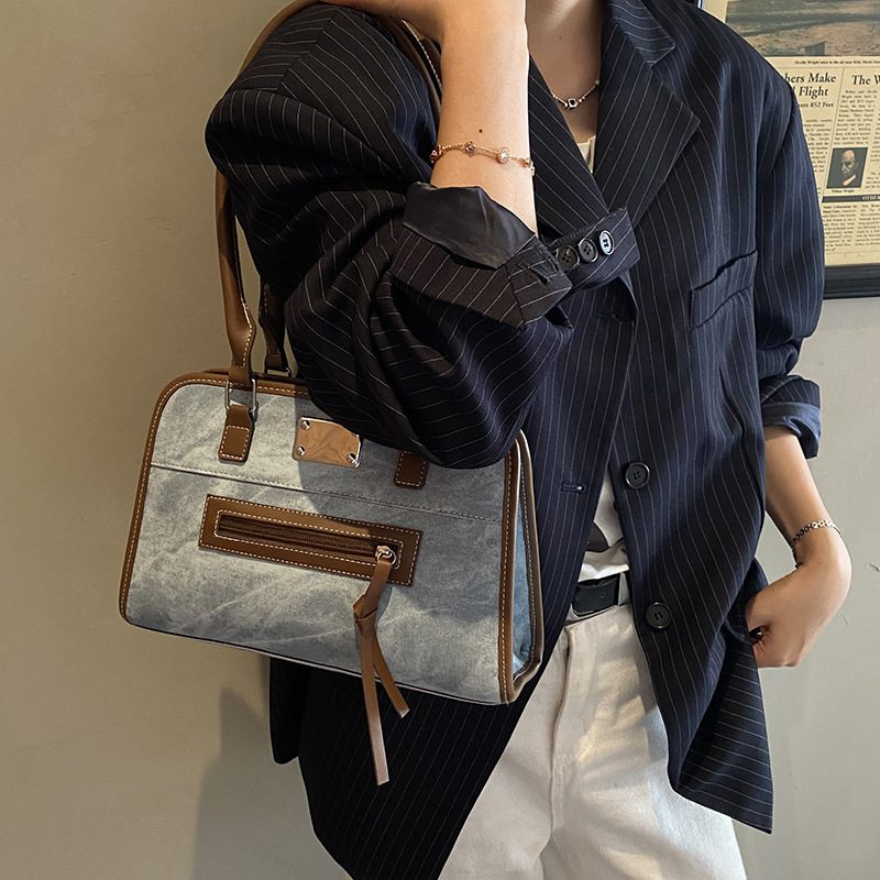 Smiley Charm Shoulder Bag for Commute view 3