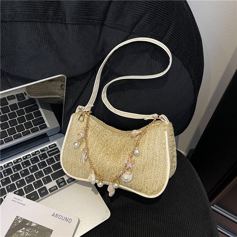 Bolsa de Ombro Concha de Palha Trançada com Pérolas view 4