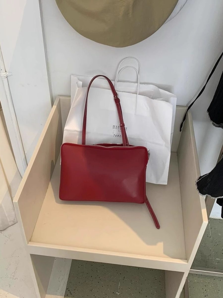 Sac épaule coussin rouge minimaliste view 5