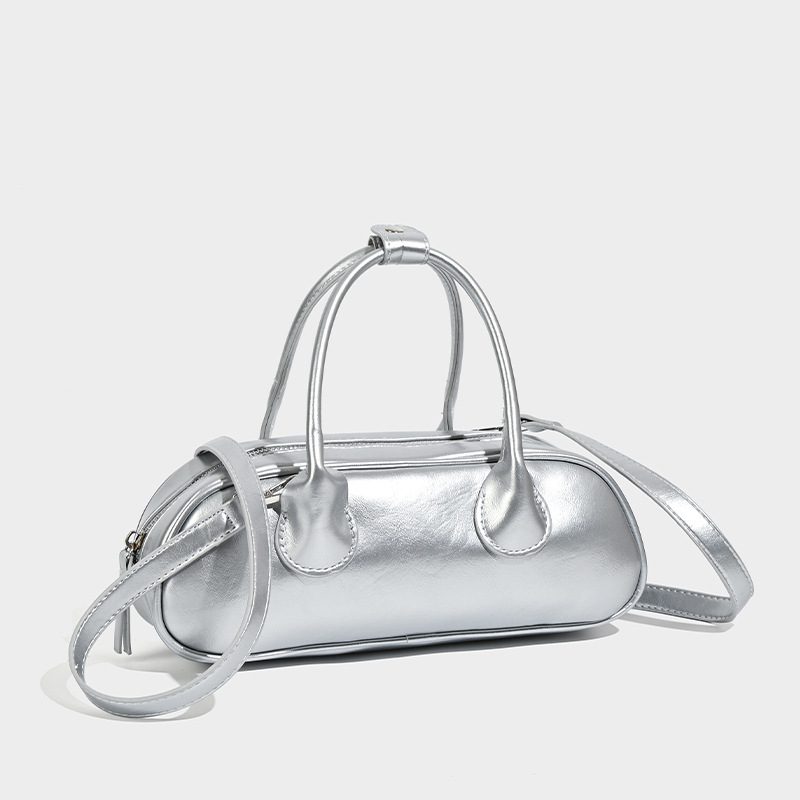 Sac baguette argenté porté épaule view 4