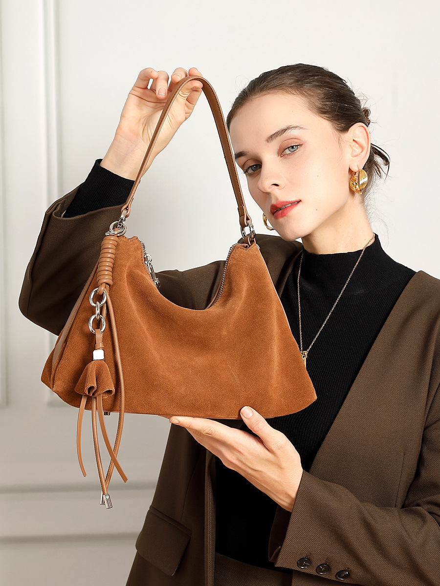 Bolso Tote Grande Vintage de Cuero Cepillado — Cuatro Colores Editorial view 3
