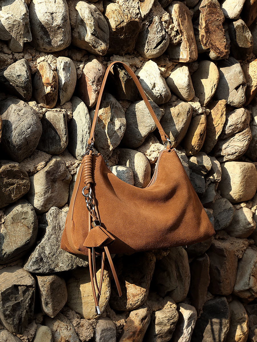 Bolso Tote Grande Vintage de Cuero Cepillado — Cuatro Colores Editorial view 4