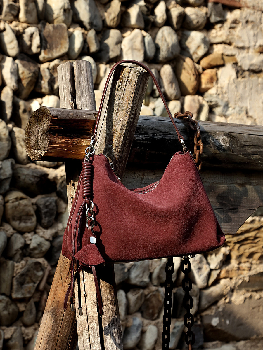 Bolso Tote Grande Vintage de Cuero Cepillado — Cuatro Colores Editorial view 5