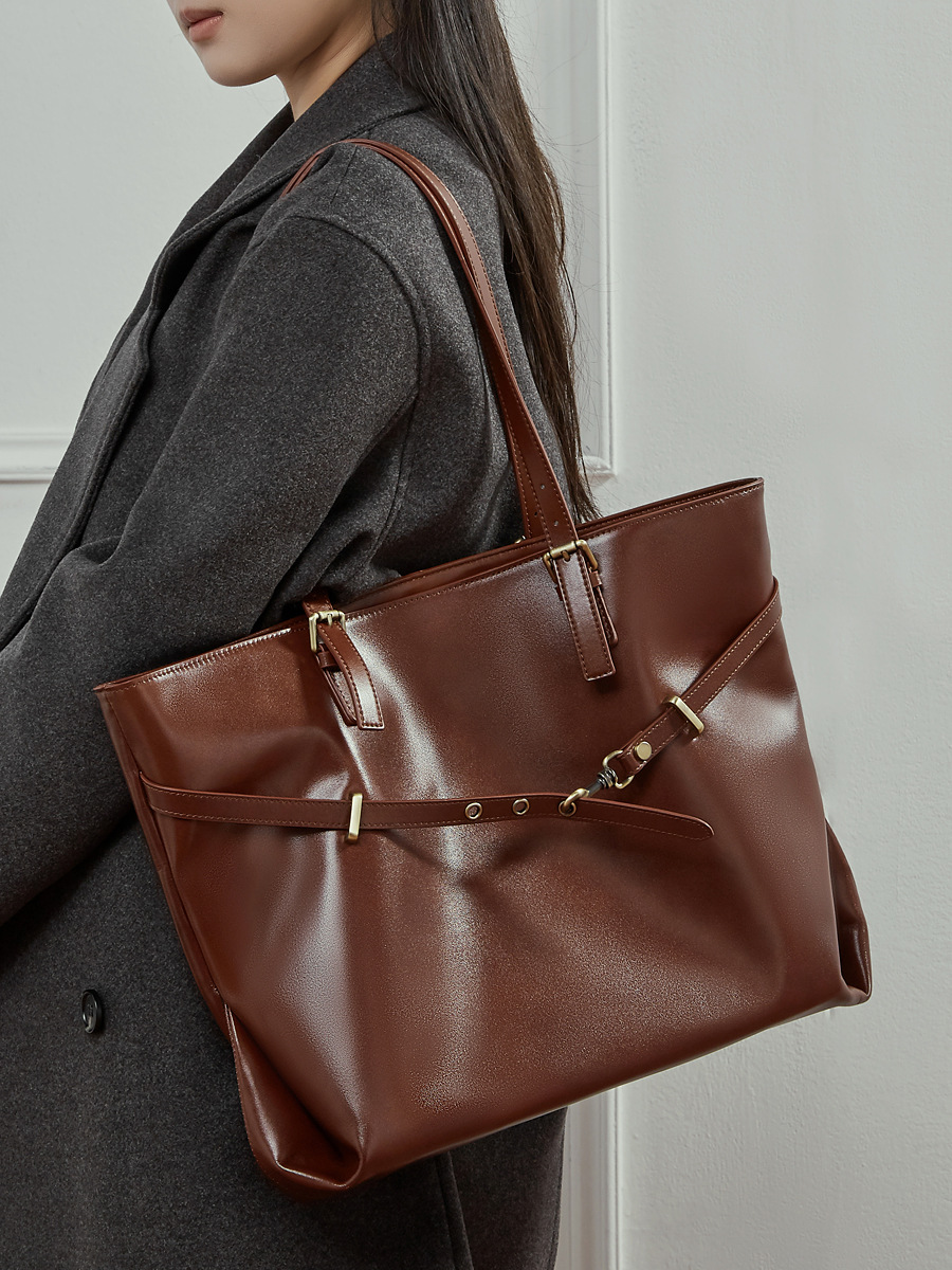 Bolso Tote Grande Trapezoidal de Cuero Curtido Vegetal — Declaración Casual view 2