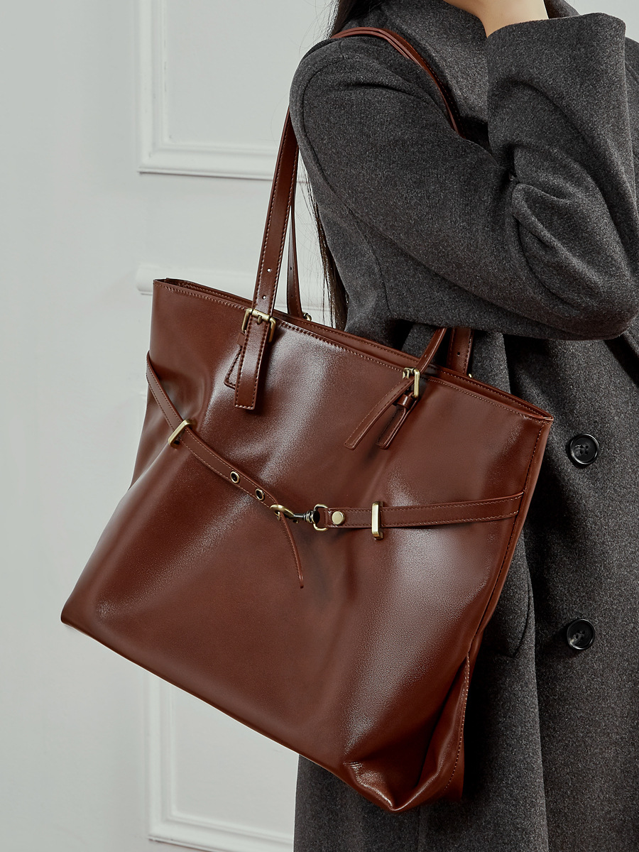 Bolso Tote Grande Trapezoidal de Cuero Curtido Vegetal — Declaración Casual view 4