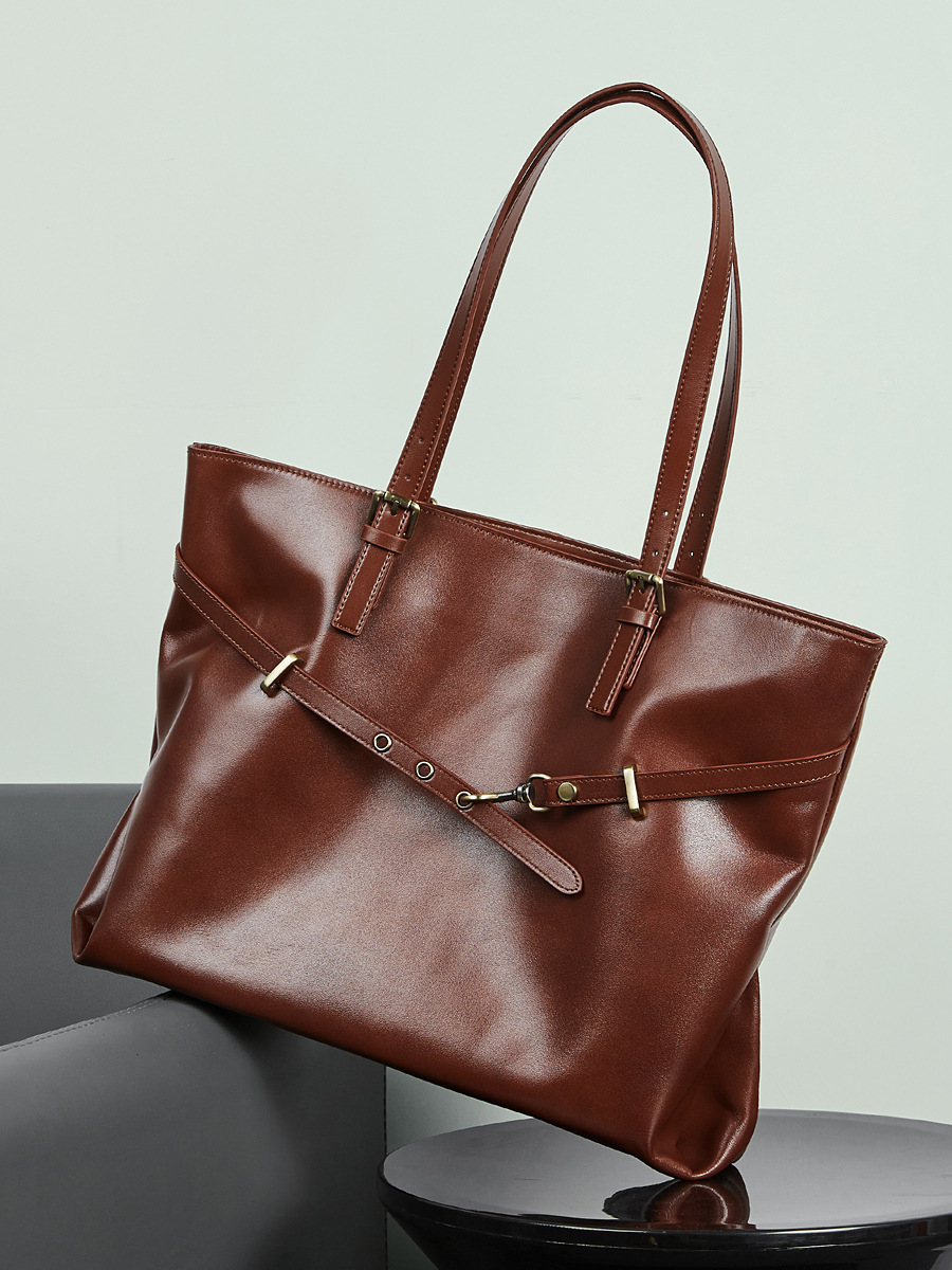 Bolso Tote Grande Trapezoidal de Cuero Curtido Vegetal — Declaración Casual view 5