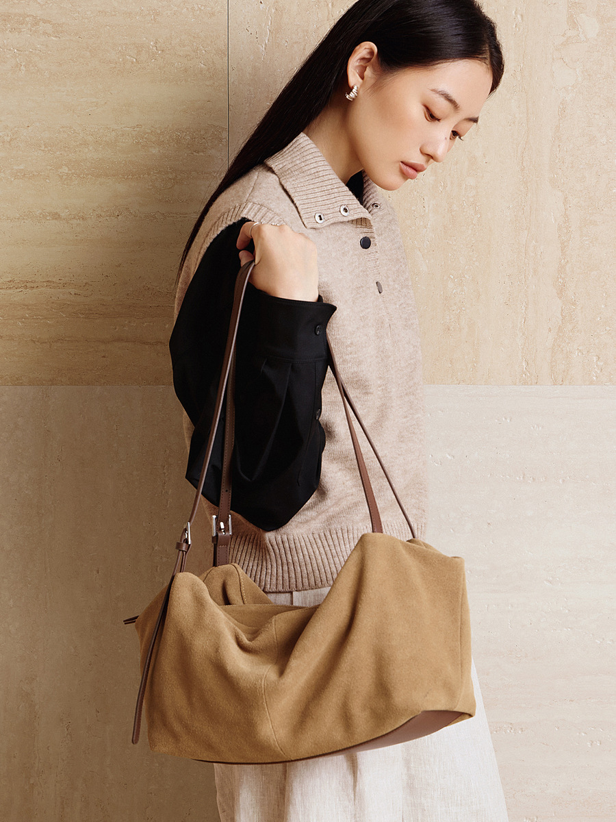 Brushed Cowhide Deep-Volume Relaxed Tote — Caramel Two-Colour Statement view 3