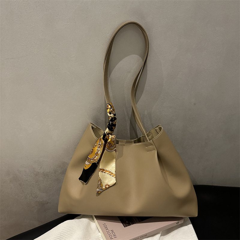 Bolsa Tote Grande com Lenço de Seda para Ombro view 2