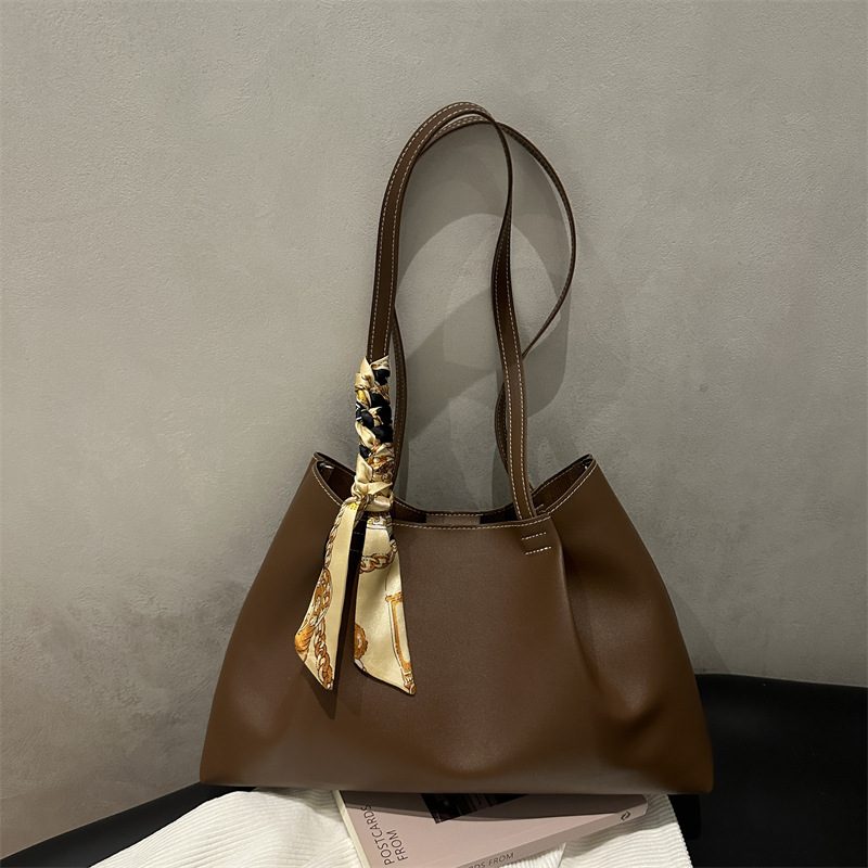 Bolsa Tote Grande com Lenço de Seda para Ombro view 3