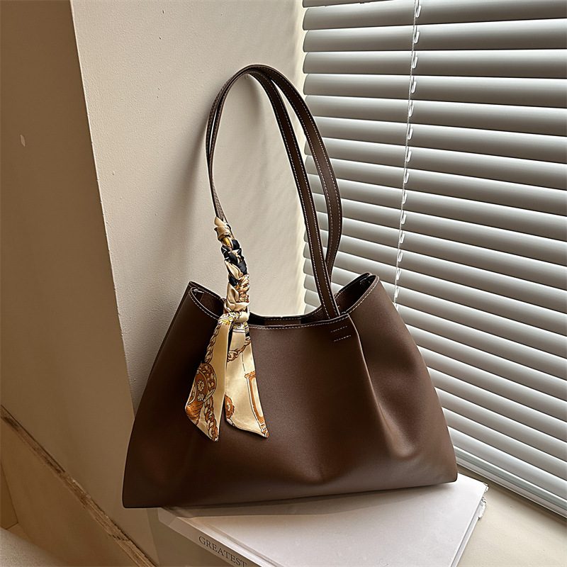 Bolsa Tote Grande com Lenço de Seda para Ombro view 4