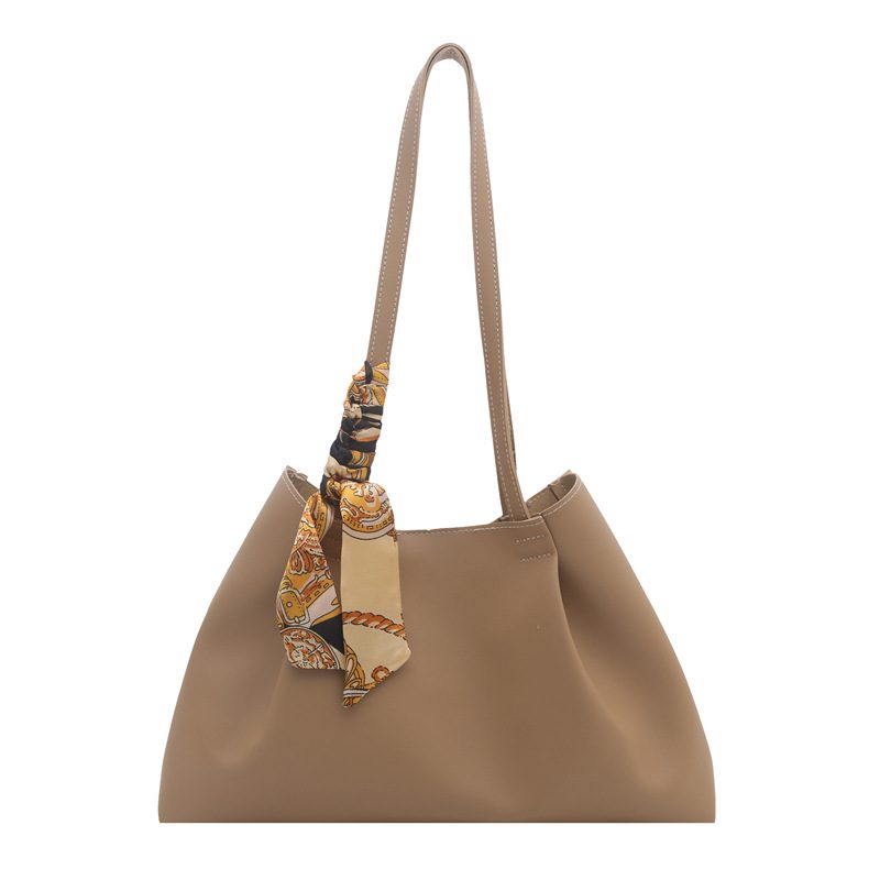 Bolsa Tote Grande com Lenço de Seda para Ombro view 6