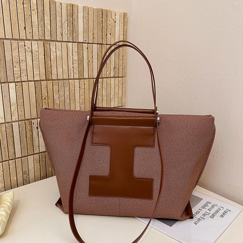 Lightweight Large Capacity Tote Bag view 2