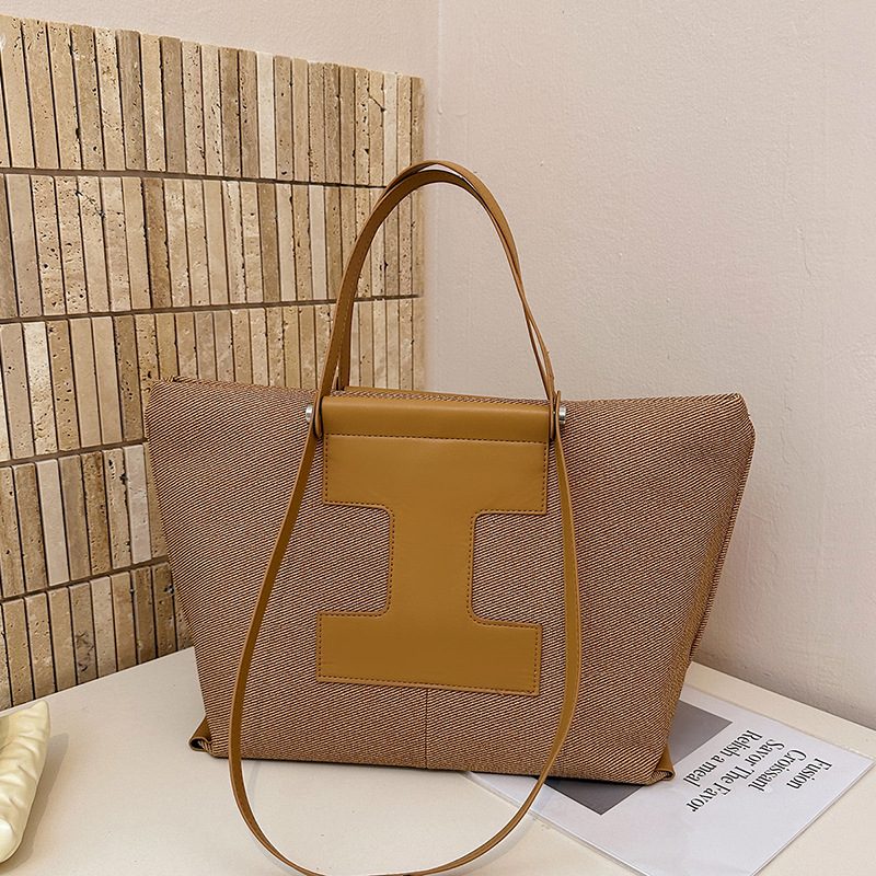 Lightweight Large Capacity Tote Bag view 3