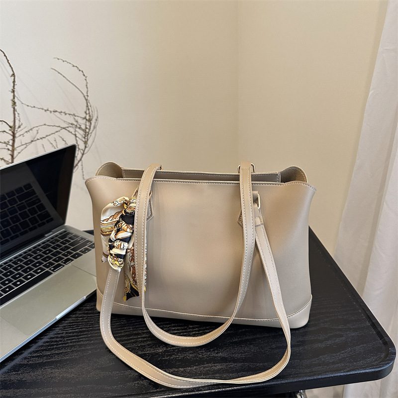 Sac cabas à poignée avec foulard en soie view 2