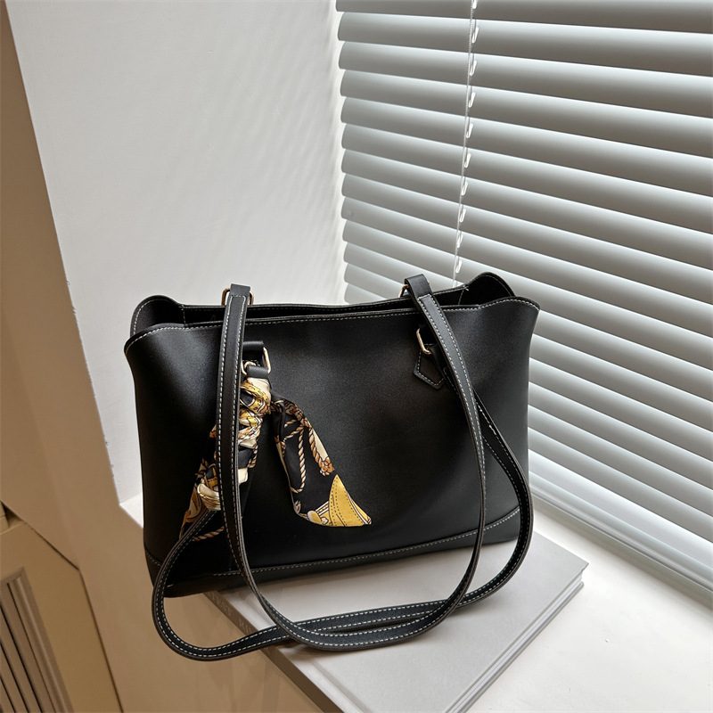 Sac cabas à poignée avec foulard en soie view 3