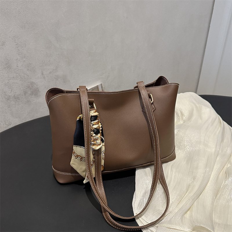 Sac cabas à poignée avec foulard en soie view 4