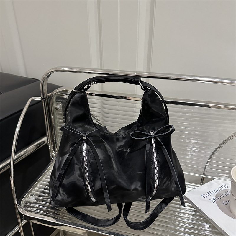 Tas Tote Bahu Lembut dengan Pita view 4