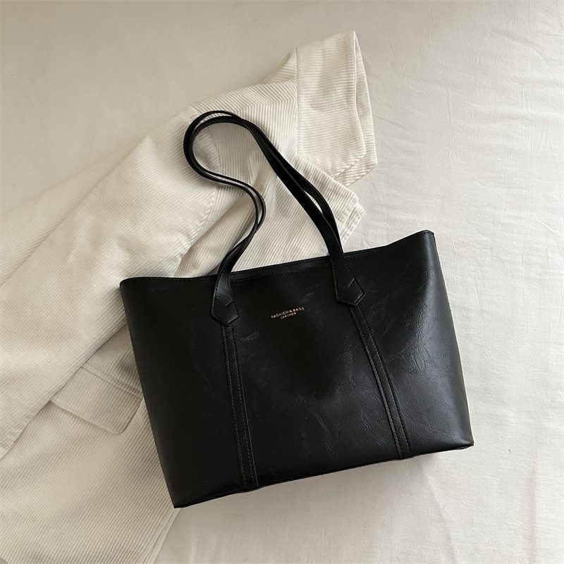 Versatile Large-Capacity Commuter Shoulder Tote