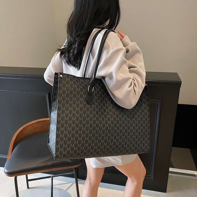 Retro minimalistische Schultertasche mit Tragegriff view 10