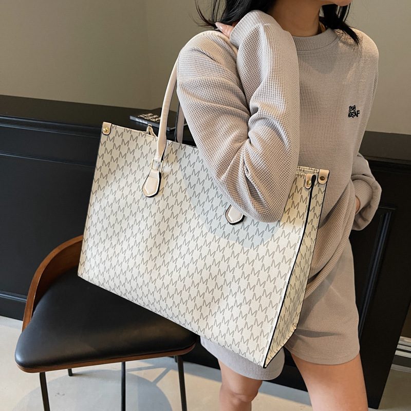 Retro minimalistische Schultertasche mit Tragegriff view 11