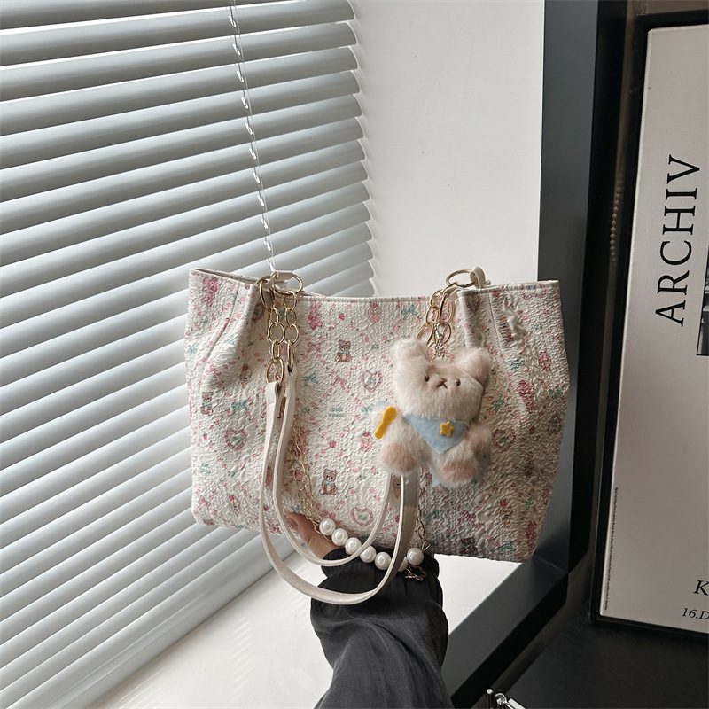 Tas Tote Bahu Besar dengan Gantungan Beruang view 3