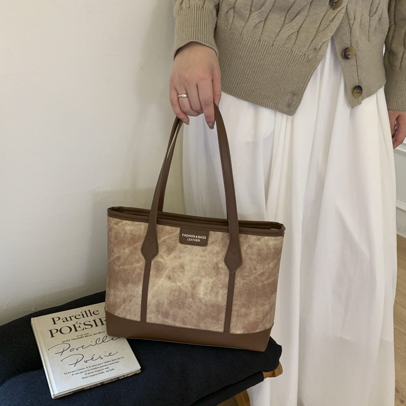 Retro Large-Capacity Commuter Shoulder Tote Bag view 4